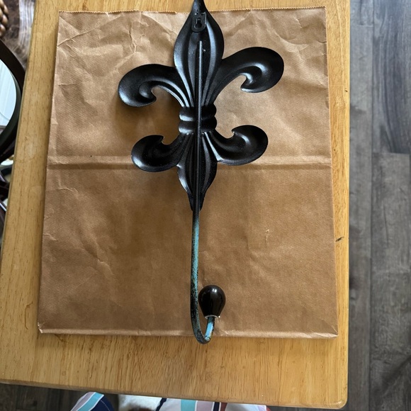 Vintage-Inspired Fleur-de-Lis Wall Hook - Black and Green - Picture 2 of 4